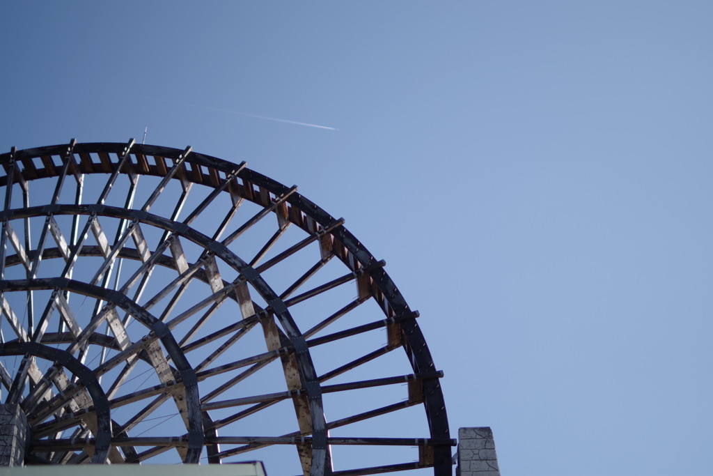 水車と飛行機雲