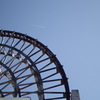 水車と飛行機雲