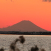 夕陽と富士山のシルエット