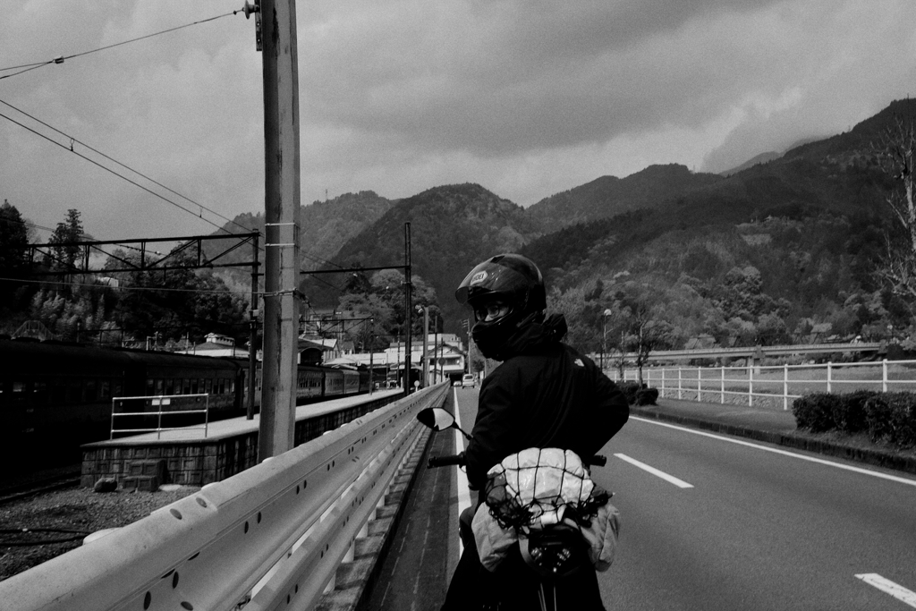 あの峠の向こうへ