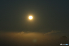 川霧に沈む満月 1