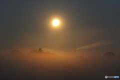 川霧に沈む満月 2