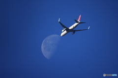 月と飛行機