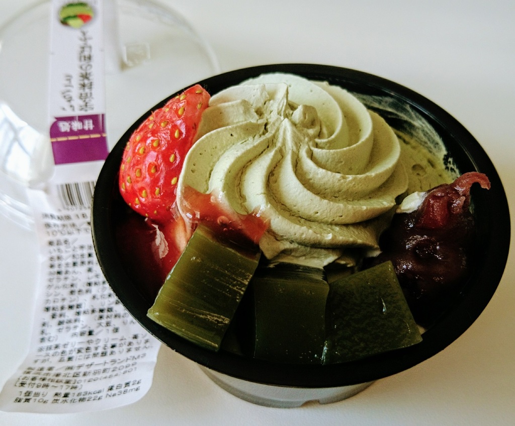 ファミマ　苺と宇治抹茶の和ぱふぇ