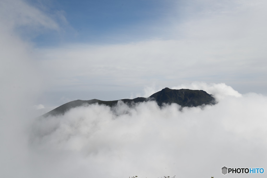 雲にまかれる大船山