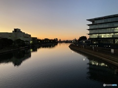 街の夜明け