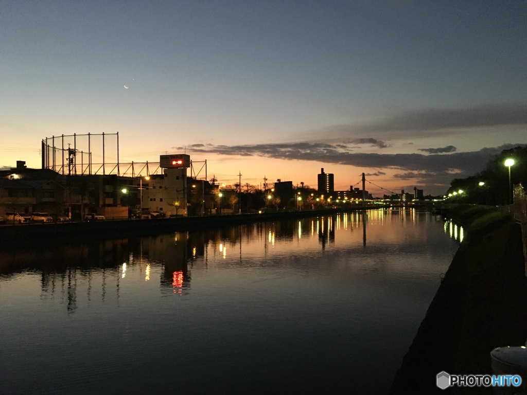 夜明けの三日月