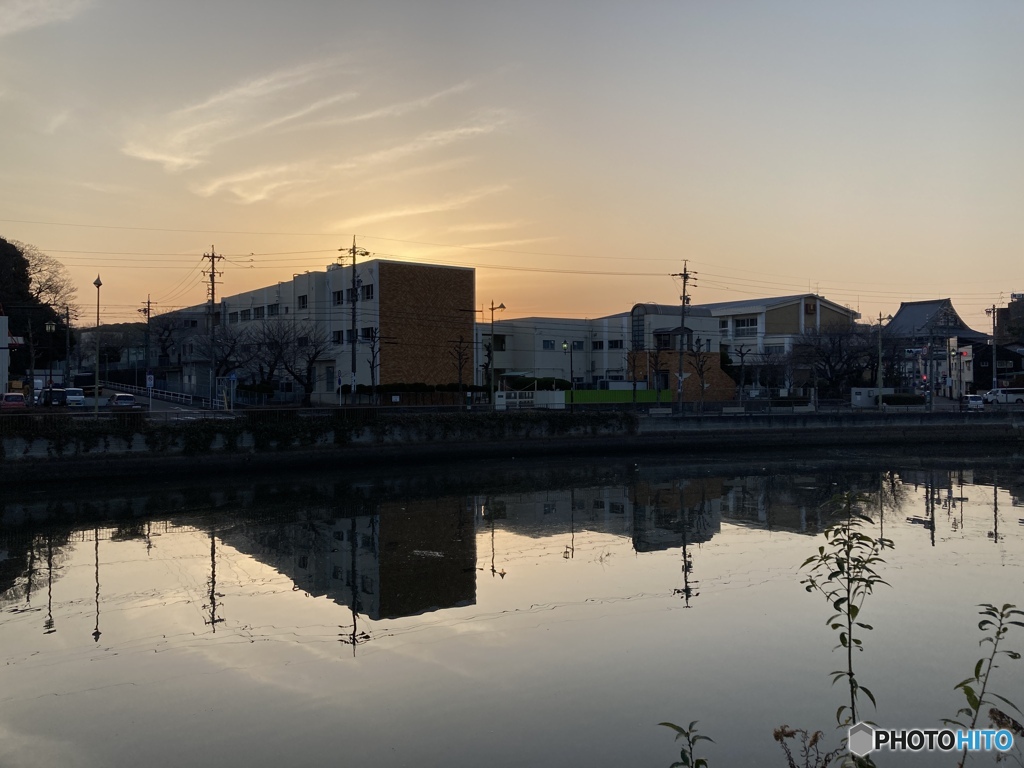 雲と朝陽と学舎と
