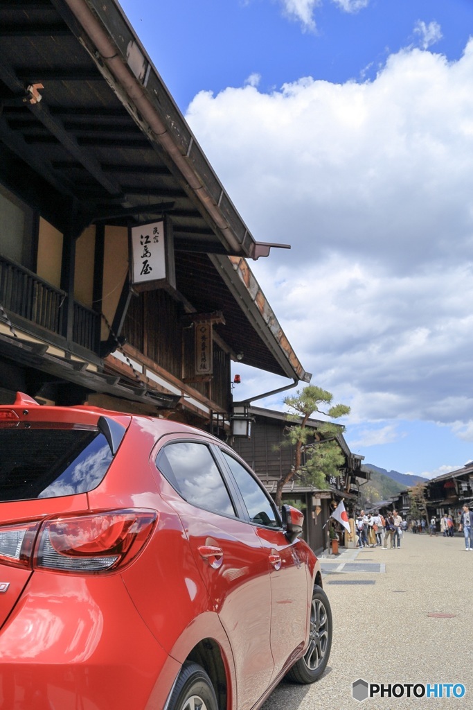 古い町並みと赤い車
