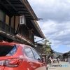 古い町並みと赤い車