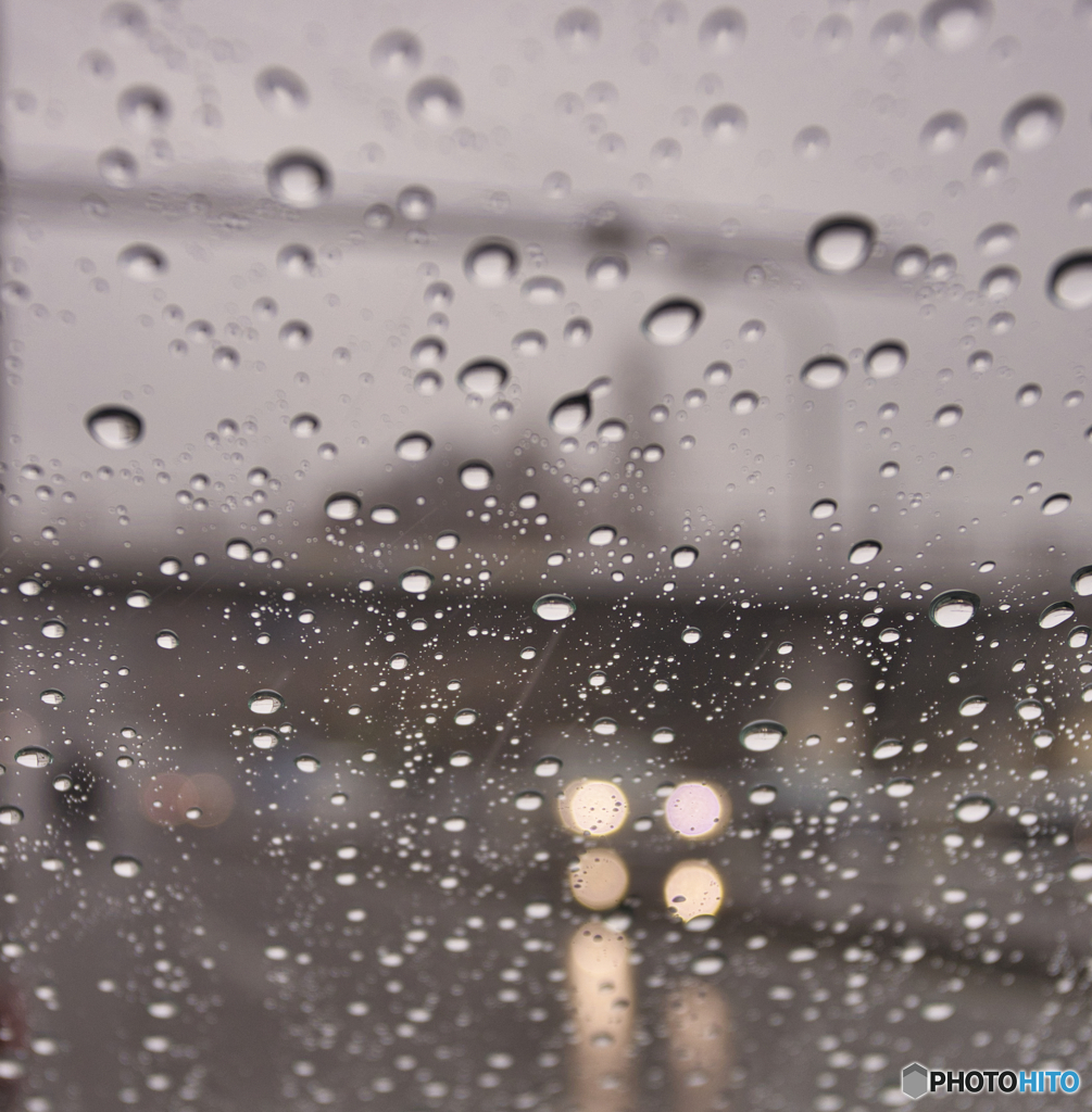 雨と車と