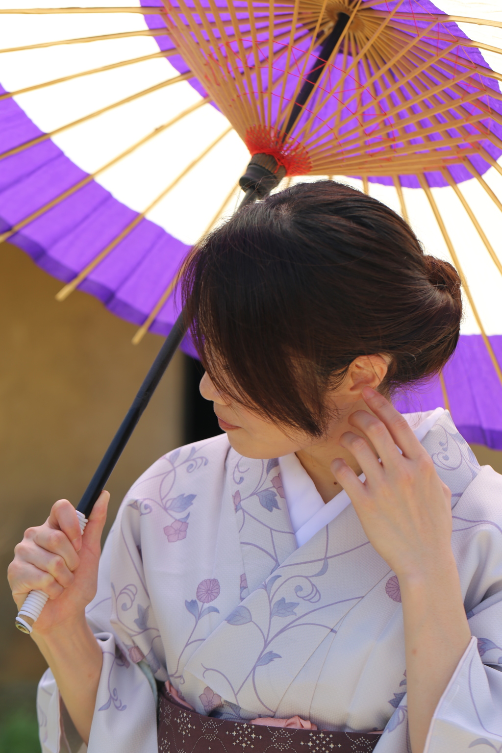 和傘と着物姿の女性