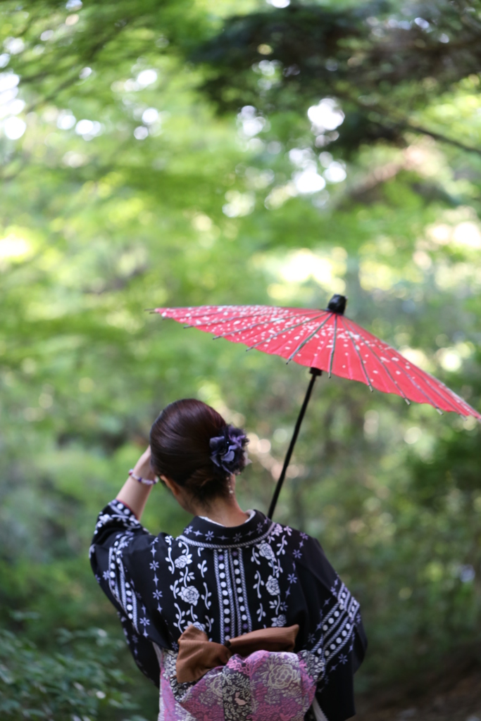 着物女性と和傘