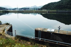 一本足のあいつは今日もこうして川を見つめてる