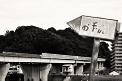 お手洗いはそこの空をまっすぐ行ったところです