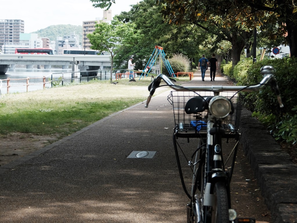 自転車と親子とカップル