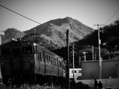 トンネルから出てきたオレンジ色の電車