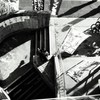 バスを待つ人の影。主を待つ自転車の影。