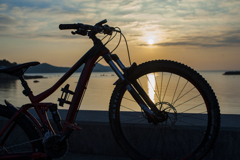朝日を浴びるMTB