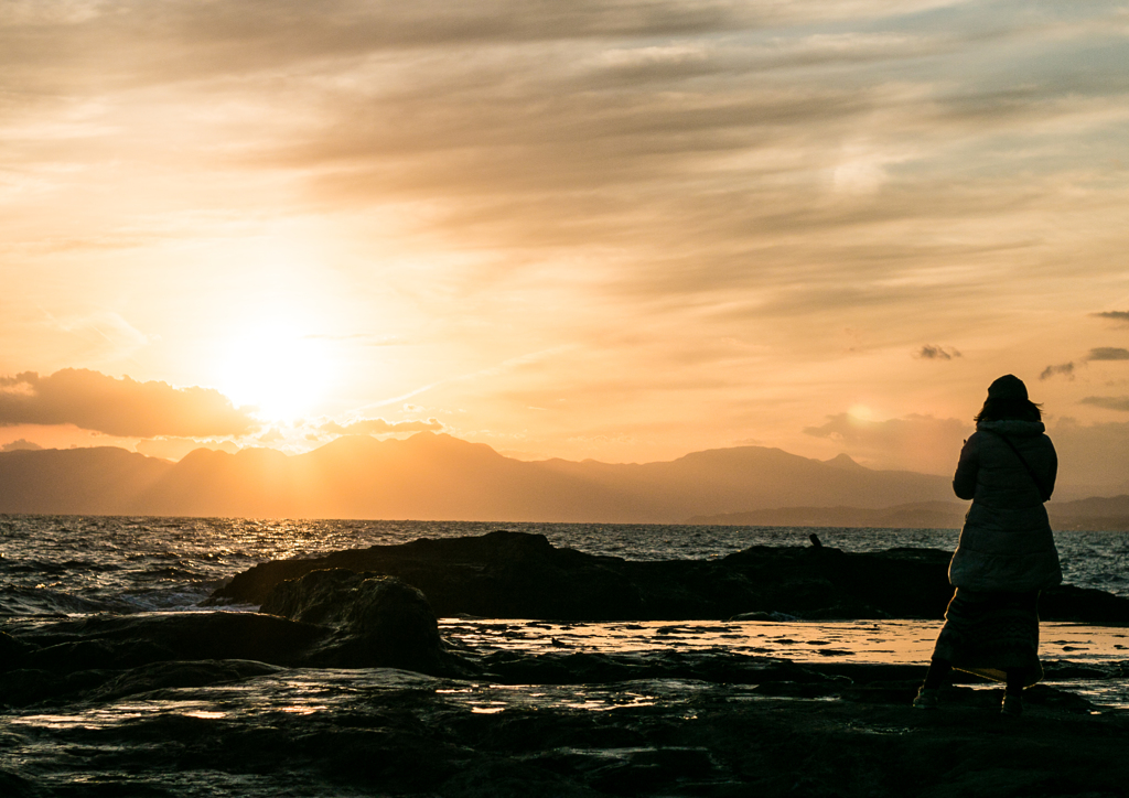 江の島　波打ち際の夕日