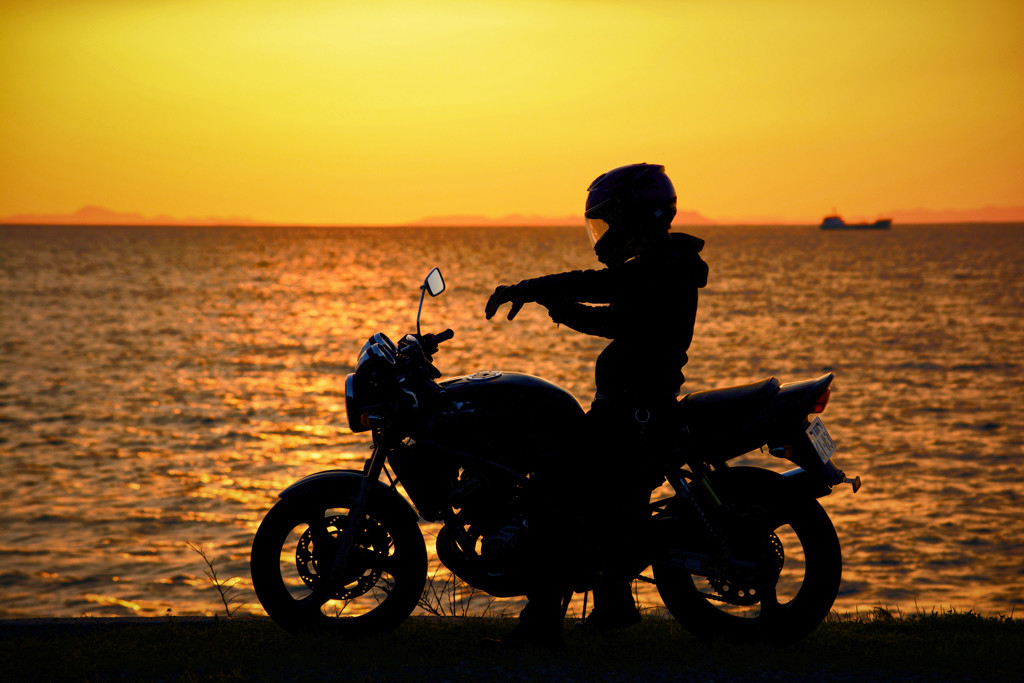 夕陽とバイクと。