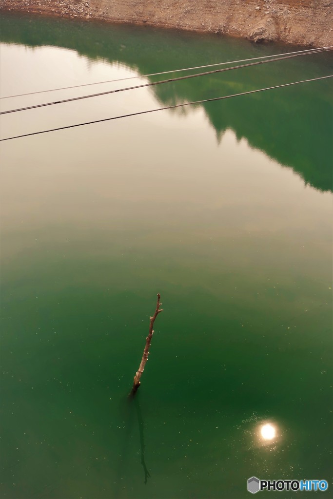 ダム湖に映る朝日