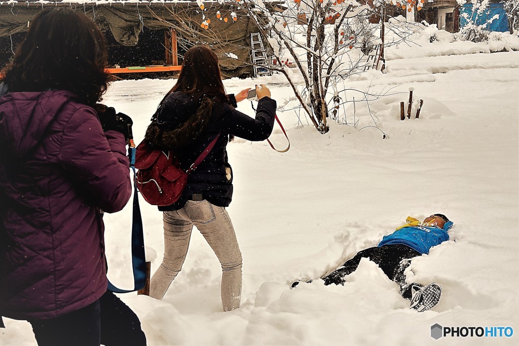 白川郷冬の始まり3（雪に埋もれて記念写真）