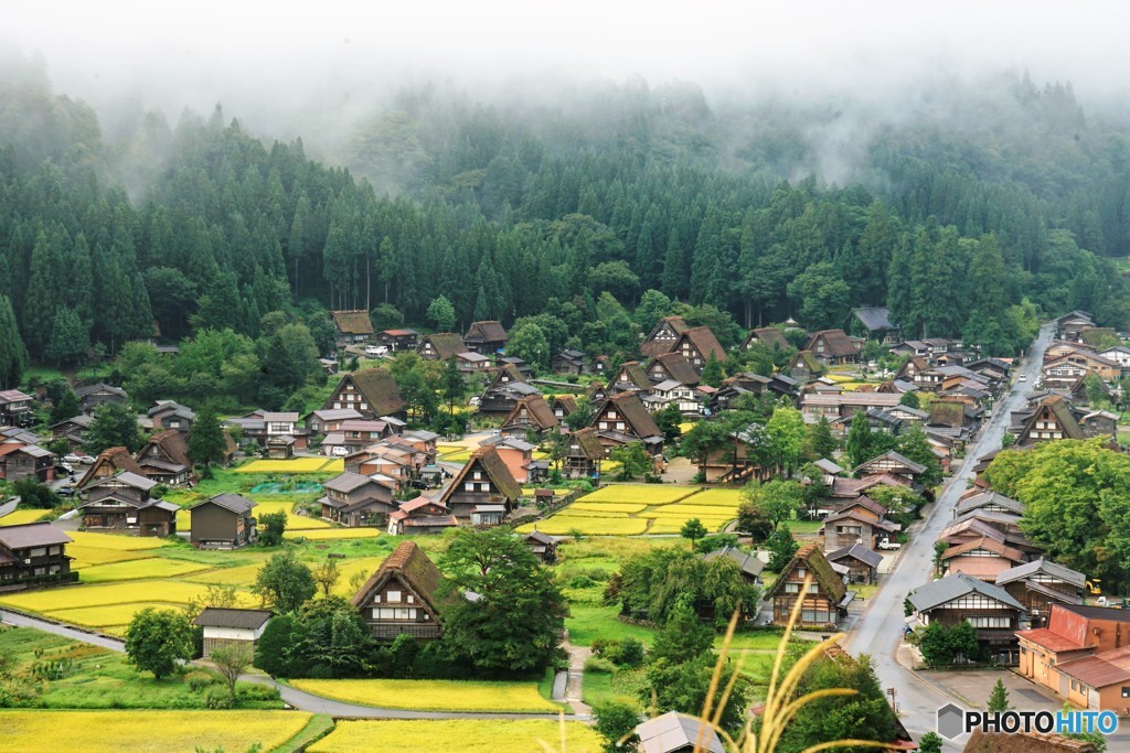 霧がせまる白川郷_