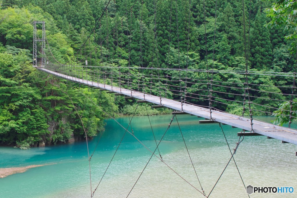 ダム湖と吊り橋1