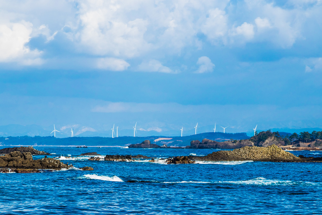 海から望む風車