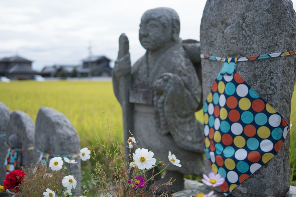 お地蔵さんにお地蔵さんに供えられたお花