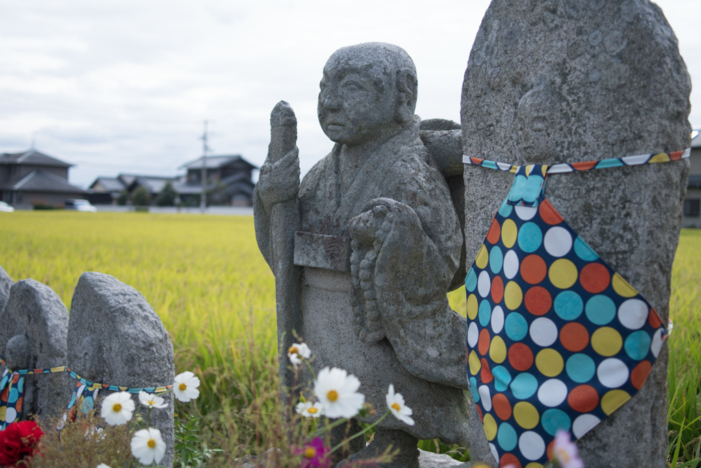 お地蔵さんにお地蔵さんに供えられたお花