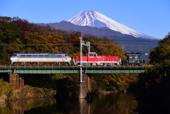 富士山と甲種輸送