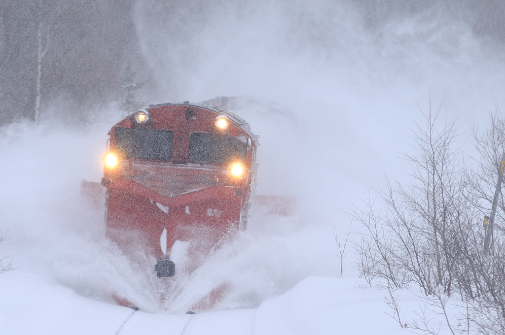 大雪の中を猛進するDE15 雪372レ 宗谷本線定期排雪列車