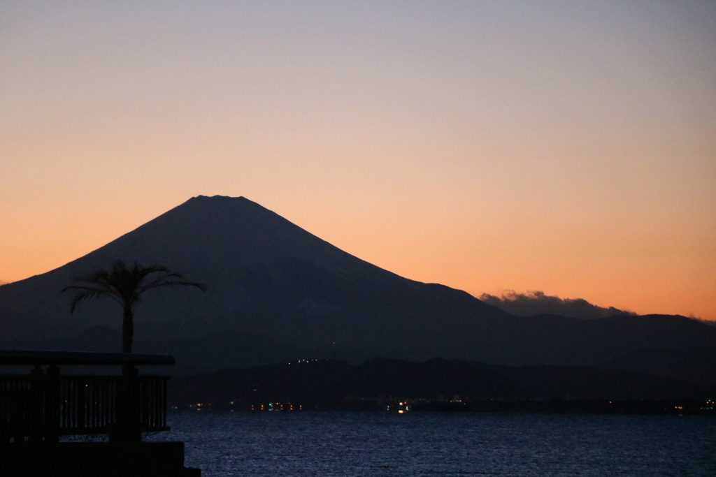 江ノ島から富士山を望む夕暮れ