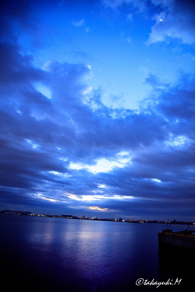 夜明けの月