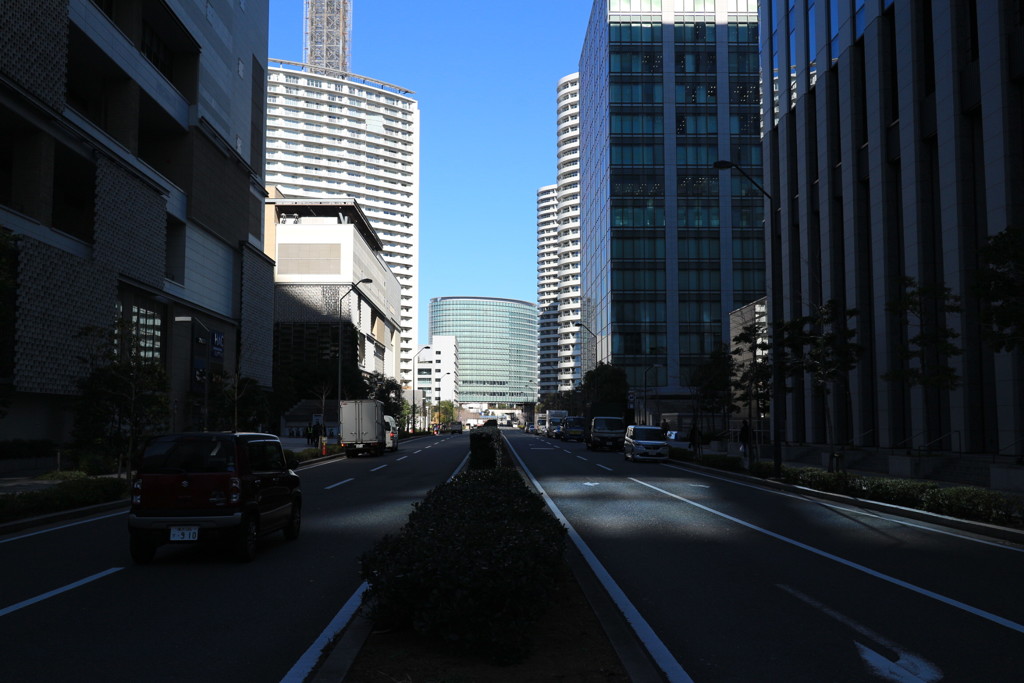 正面奥に見えるビルはゼロックスビル