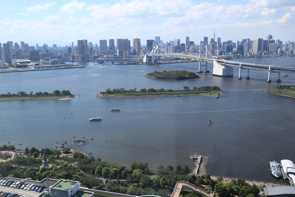 東京湾にかかるレインボーブリッジ
