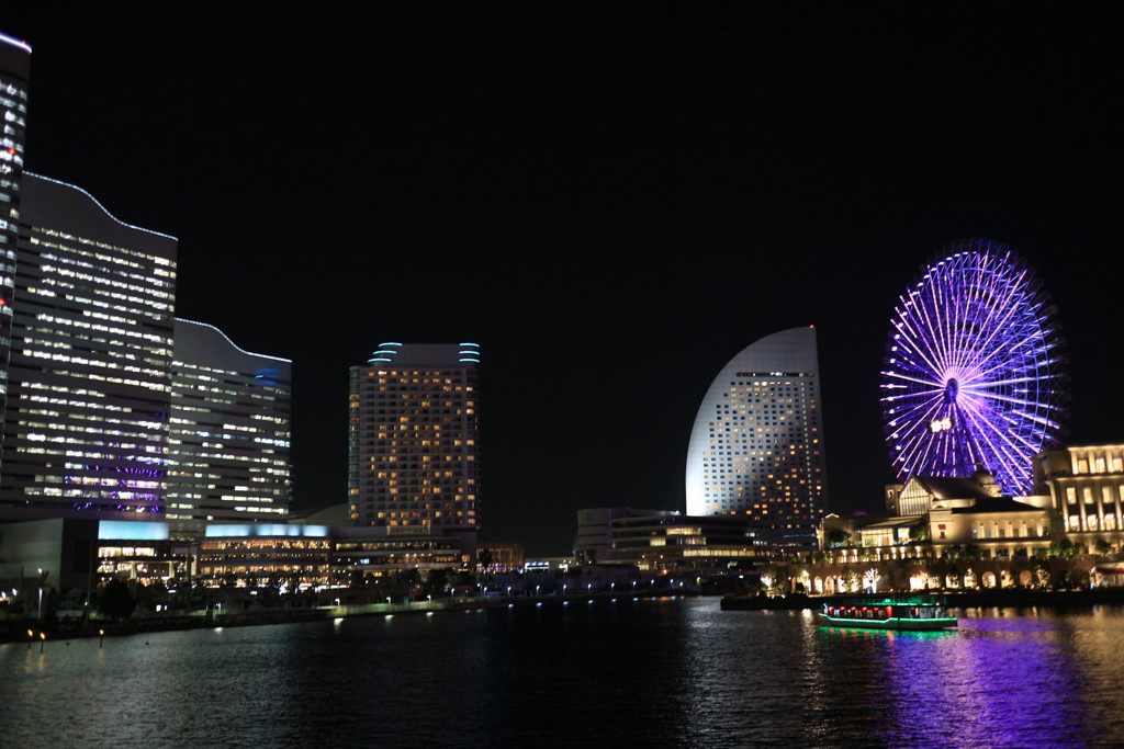 パシフィコ横浜と紫に光る観覧車
