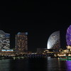 パシフィコ横浜と紫に光る観覧車