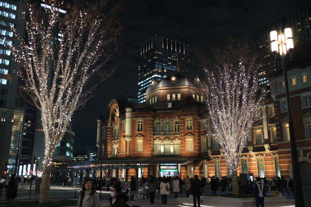 厳かにたたずむ東京駅に帰宅する人々