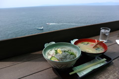 江ノ島 テラス席でしらす丼とカニの味噌汁