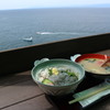 江ノ島 テラス席でしらす丼とカニの味噌汁