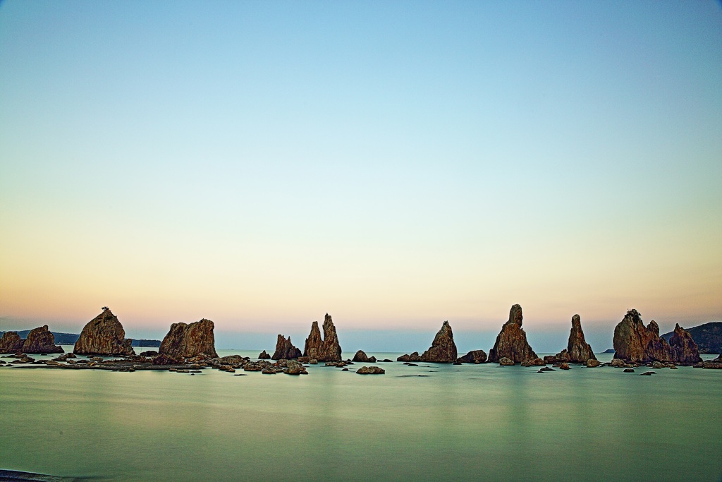 夕暮れ時の橋杭岩