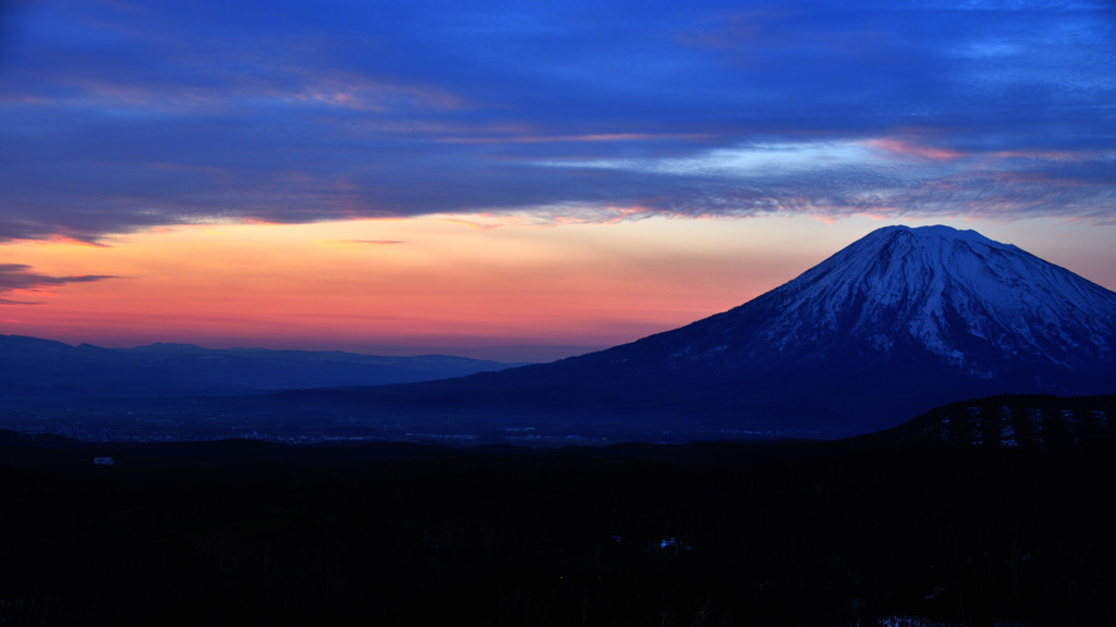 朝焼けの羊蹄山