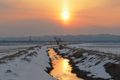 光る川