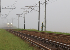 朝霧の始発電車