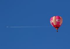ジェット機が横切る