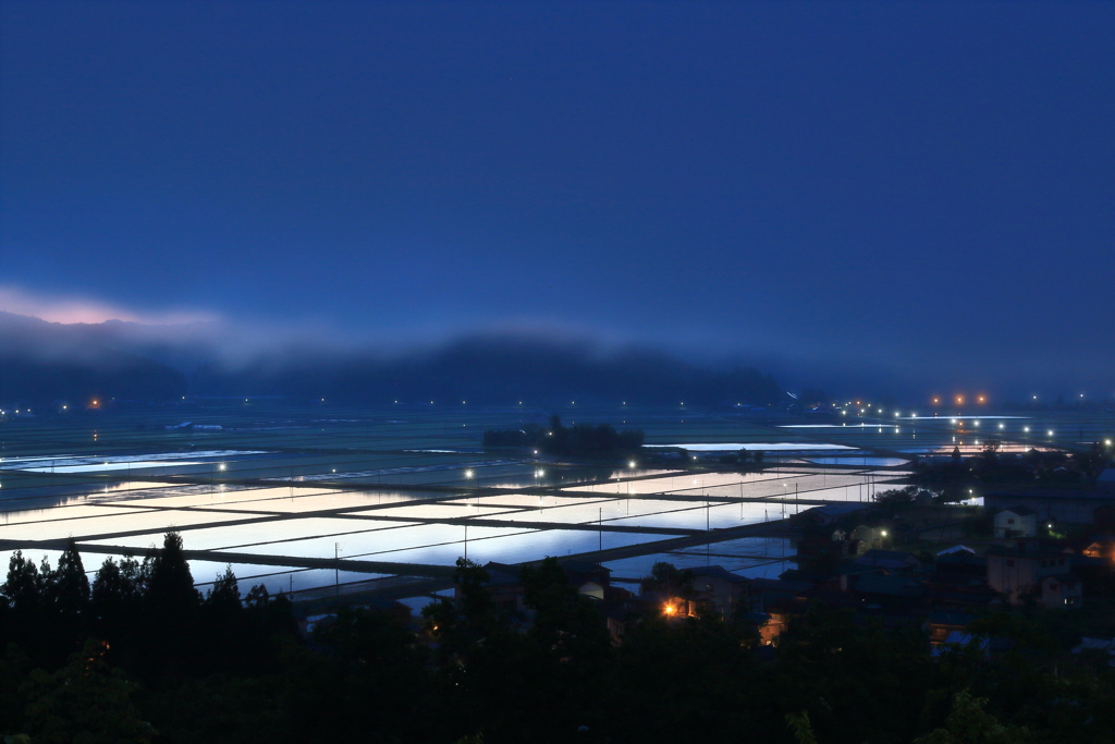 青い夜明け前