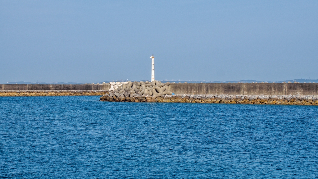 津堅島防波灯台